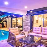 Akbel 2 Bedroom Secluded With Private Pool Hot Tub فيلة