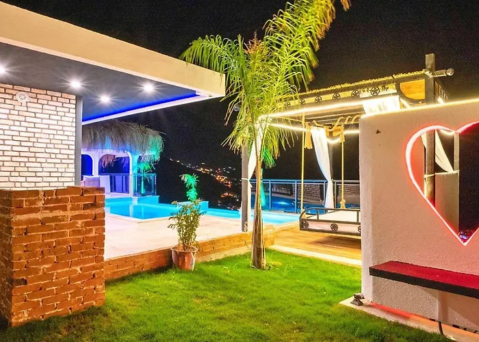Akbel 2 Bedroom Secluded With Private Pool Hot Tub וילה